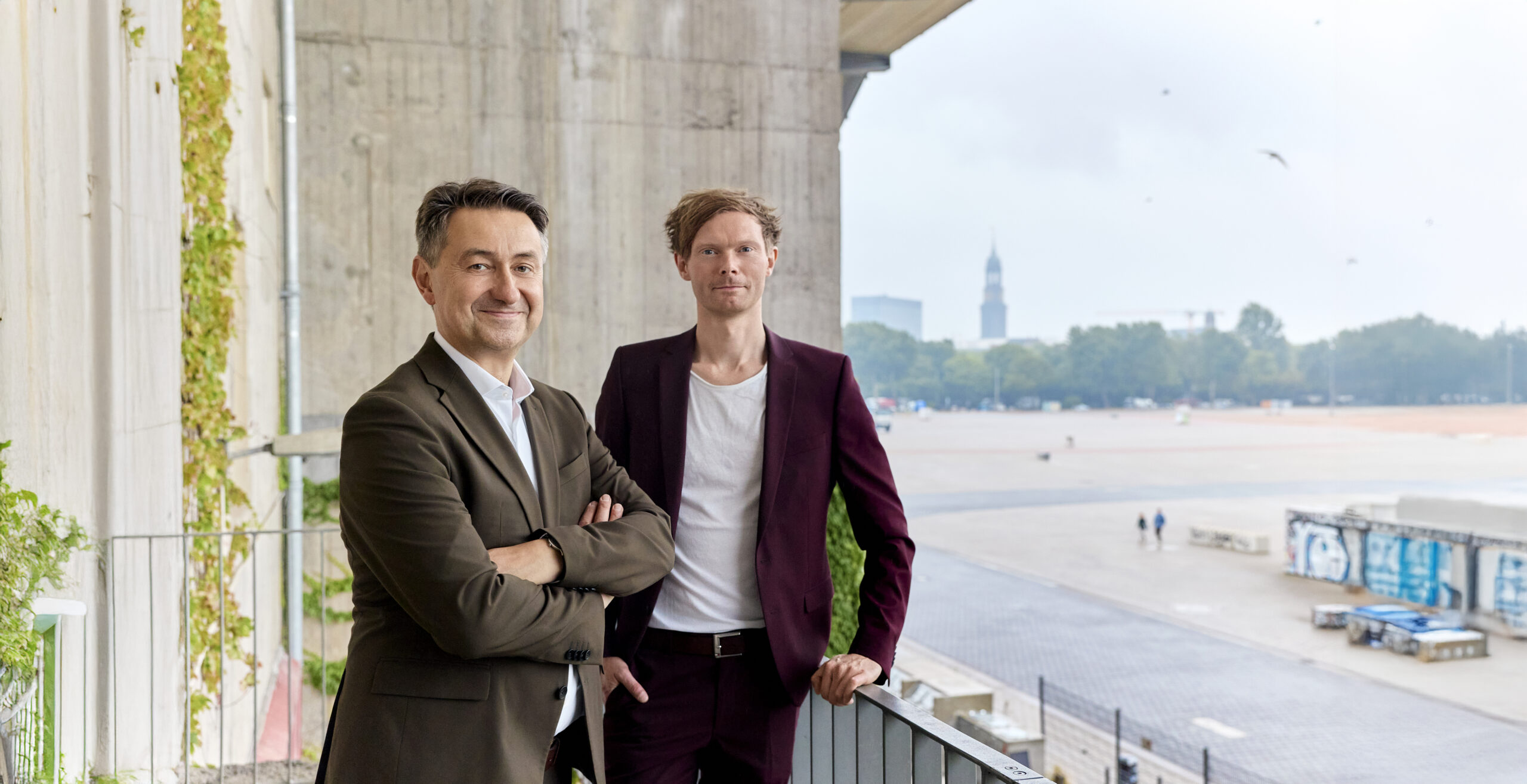 Ansgar Wimmer und Morten Jendryschik stehen auf dem Balkon des Bunkers auf dem Heiligengeistfeld